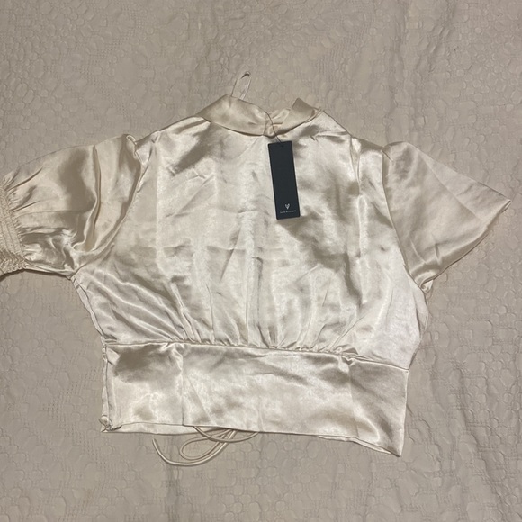 NWT Lulu’s satin puff sleeve tie-front crop top - Picture 4 of 7